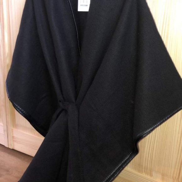 Black with faux leather trim belt poncho shawl 2xl or 3xl - Picture 2 of 10